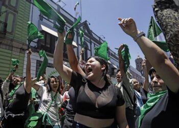 Iglesia pide leyes que den opciones a mujeres embarazadas y no solo el aborto