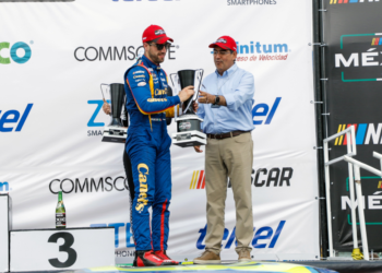 Sergio Salomón premio a triunfadores de Náscar México Series