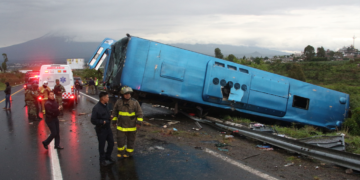 VIDEO: Autobús vuelca en la Puebla-Atlixco, de manera preliminar hay 20 personas lesionadas