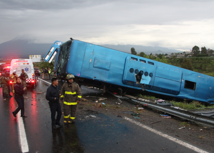VIDEO: Autobús vuelca en la Puebla-Atlixco, de manera preliminar hay 20 personas lesionadas