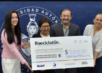 Rectora BUAP entrega apoyo para programa escuelas comunitarias