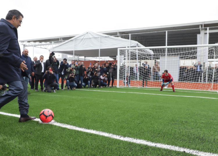 Gobernador inaugura cancha deportiva del Centro Escolar «Manuel Espinosa Yglesias»