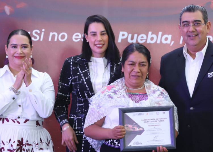 Céspedes inaugura la temporada de chiles en nogada, y anuncia el registro de marca