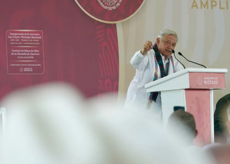 AMLO se compromete a “hablarles con la verdad” a padres de los 43 desaparecidos de Ayotzinapa