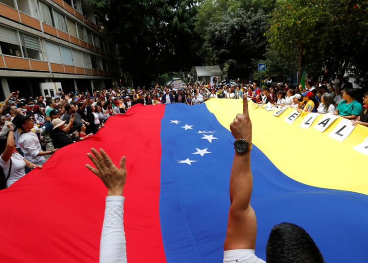 Cientos de venezolanos en México acuden a votar en su embajada en CDMX