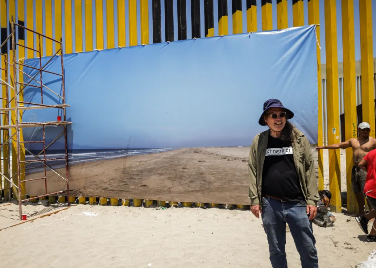 Artista de Estados Unidos coloca foto monumental en el muro para “borrar” la frontera