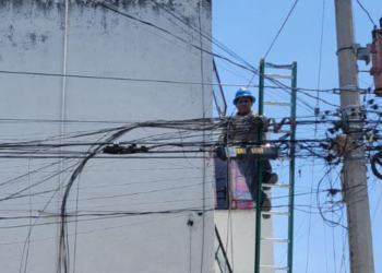 Ayuntamiento supervisa el retiro de cableado en desuso