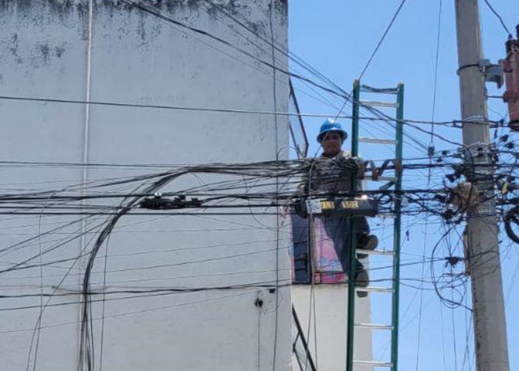 Ayuntamiento supervisa el retiro de cableado en desuso