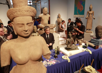 Camboya exhibe 14 piezas de arte jemer expoliadas y devueltas por el MET