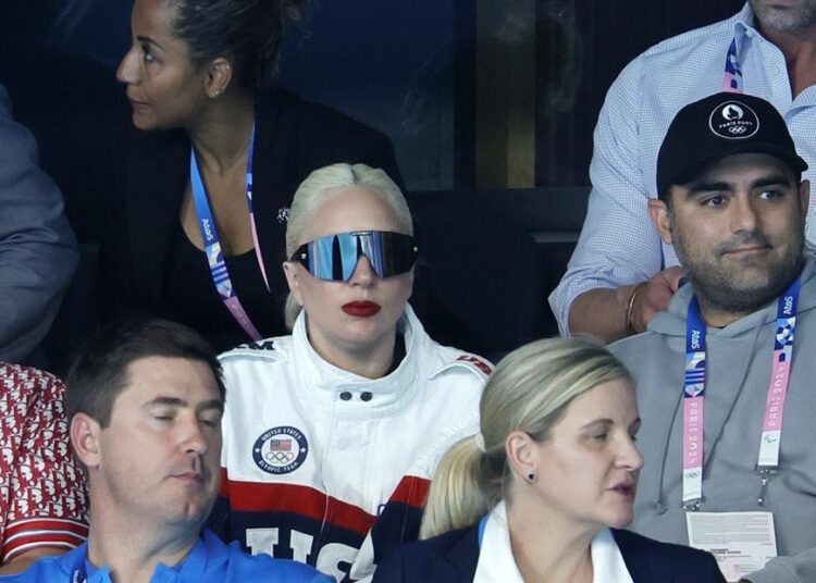 Lady Gaga presenta a su prometido, el empresario Michael Polansky, en París