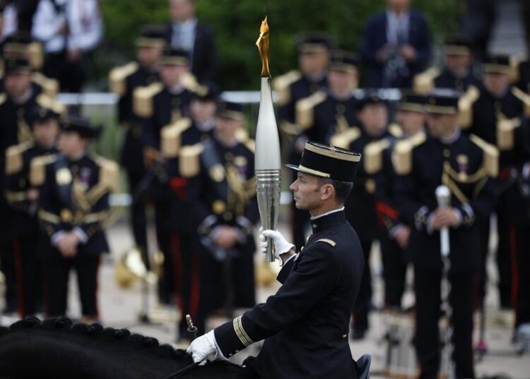 Llama olímpica llega a París en la fiesta nacional de Francia