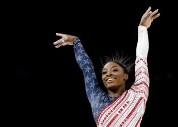Biles conduce a EEUU al oro por equipos