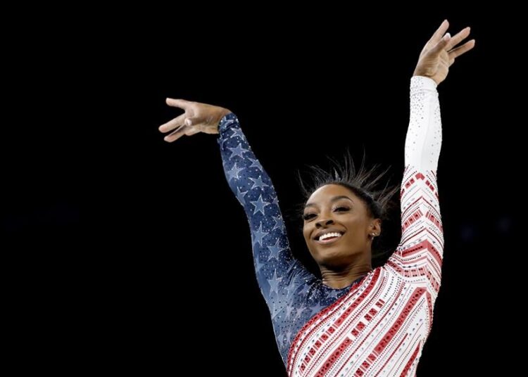 Biles conduce a EEUU al oro por equipos