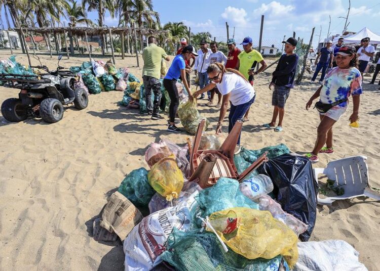 Un concurso de ‘pesca de basura’ ayuda a limpiar playa en balneario de Acapulco