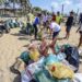 Un concurso de ‘pesca de basura’ ayuda a limpiar playa en balneario de Acapulco