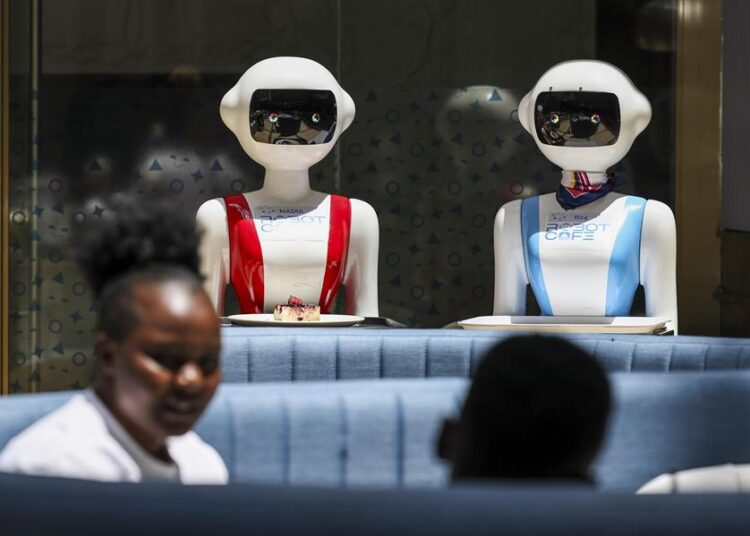 Robot Café, el primer restaurante de África del Este en el que la camarera es un androide