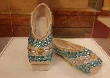 Veintisiete pares de puntas de ballet decoradas para alcanzar «un sueño»