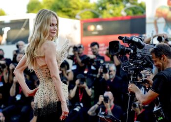 Nicole Kidman cautiva en su regreso la alfombra roja veneciana veinte años después
