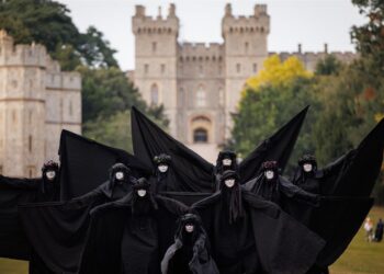 Cientos de ecologistas «ocupan» el Castillo de Windsor para «actualizar la democracia»