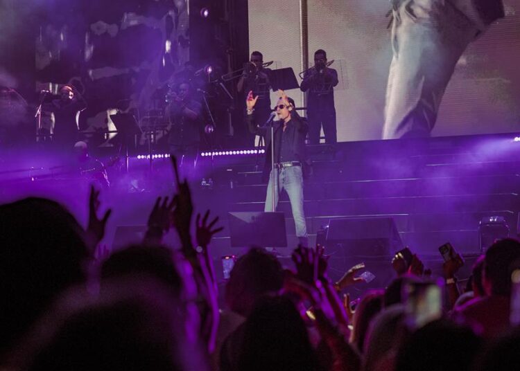 Marc Anthony, al estilo más puro, contagia alegría a Santo Domingo