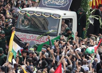 Miles de personas despiden a Haniyeh en un funeral en Doha