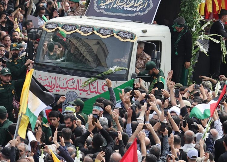 Miles de personas despiden a Haniyeh en un funeral en Doha