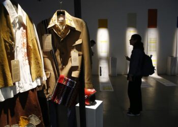 Exposición con voces y ropa de víctimas y represores evoca la ‘Guerra sucia’ en México