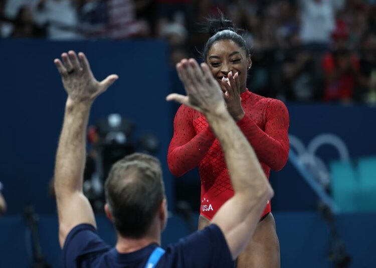 Simone Biles gana en sesión continua