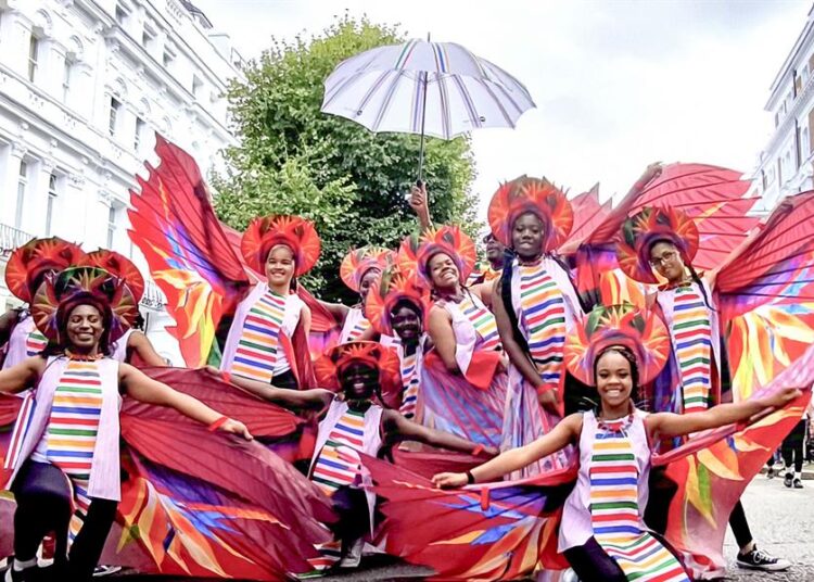 Muere mujer y cocinero tras resultar heridos en carnaval de Notting Hill