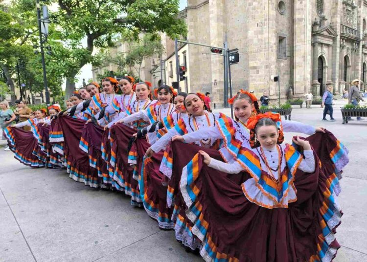 Grupo Folclórico de la UAG destaca en encuentro de sones y jarabes tradicionales