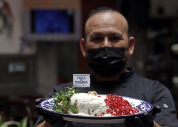 Chefs mexicanos celebran chile en nogada, como patrimonio intangible