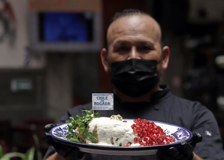 Chefs mexicanos celebran chile en nogada, como patrimonio intangible
