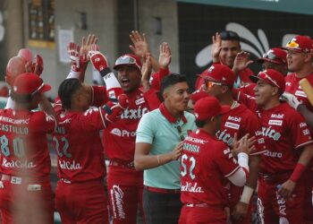 Los venezolanos Rondón y Pirela guían a los Diablos y los dejan cerca de la final del béisbol en México