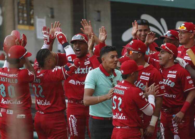 Los venezolanos Rondón y Pirela guían a los Diablos y los dejan cerca de la final del béisbol en México