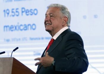 AMLO asegura que lunes negro no afecta tanto a México