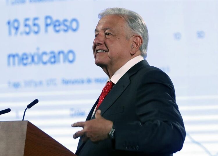 AMLO asegura que lunes negro no afecta tanto a México