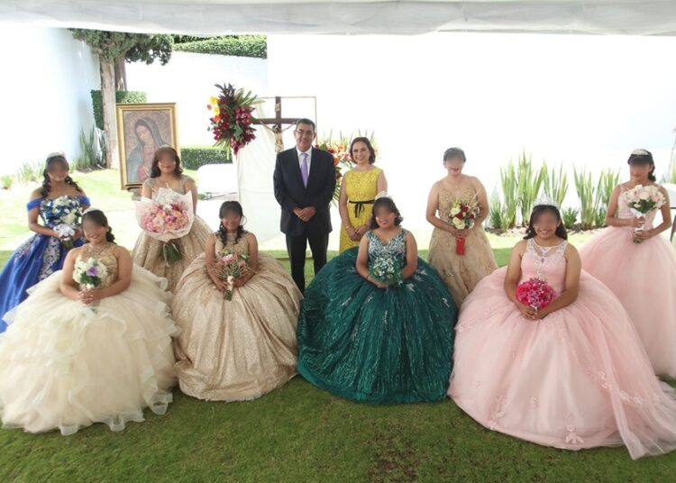Festejan a 8 quinceañeras de Casa del Adolescente