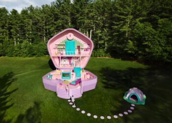Abre la casa de la muñeca Polly Pocket para huéspedes reales
