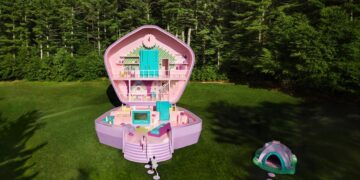 Abre la casa de la muñeca Polly Pocket para huéspedes reales