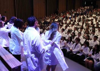 Cientos de líderes innovadores inician su formación como médicos 