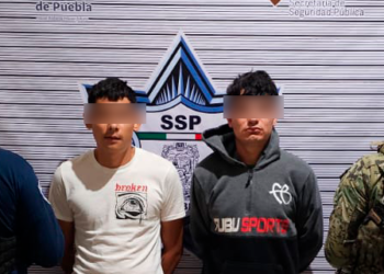 Detienen a dos hombres en posesión de armas y droga
