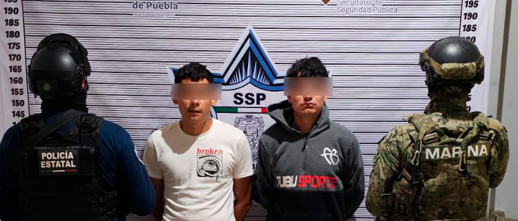 Detienen a dos hombres en posesión de armas y droga