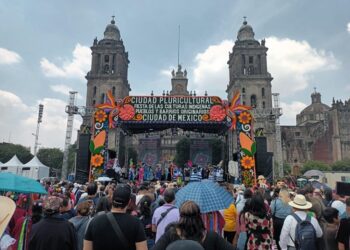 Llenan grupos indígenas de colorido las calles de la CDMX con su MEGACALENDA 2024