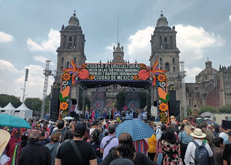 Llenan grupos indígenas de colorido las calles de la CDMX con su MEGACALENDA 2024