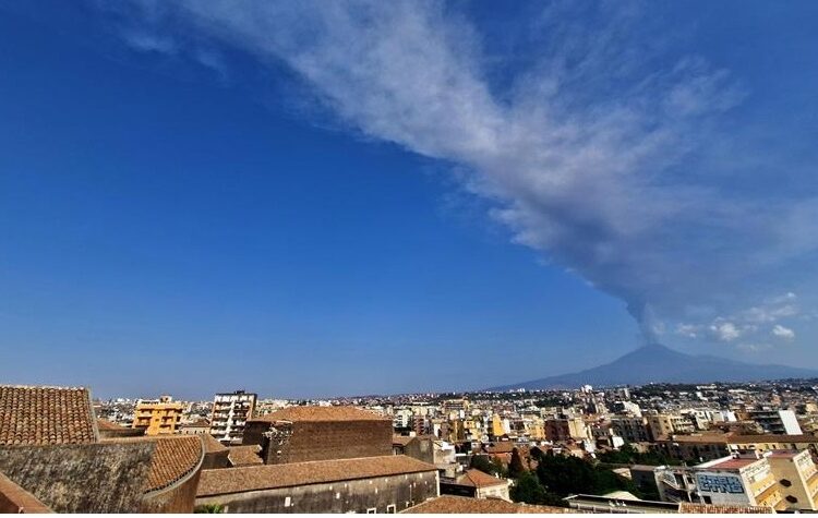 Erupción del Etna provoca retrasos en aeropuerto de Catania, en Sicilia