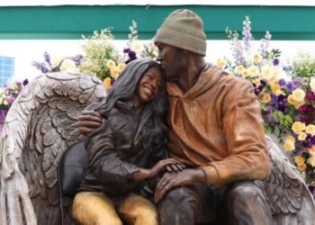 Lakers colocan una estatua de Kobe Bryant junto a su hija