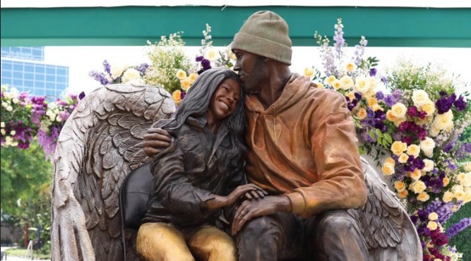 Lakers colocan una estatua de Kobe Bryant junto a su hija