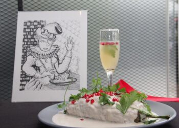Casa Parrillera inaugura temporada de chiles en nogada con un cuadro elaborado por José Bayro