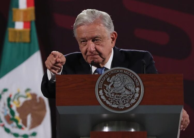 AMLO pausa su relación con embajadas de EEUU y Canadá