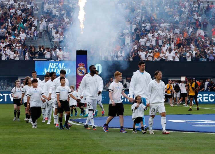 Jugadores del Barcelona y el Madrid vuelven al campo para intentar reanudar el clásico